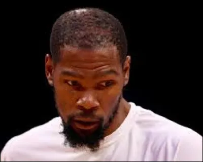 Comment s'appelle ce basketteur ?