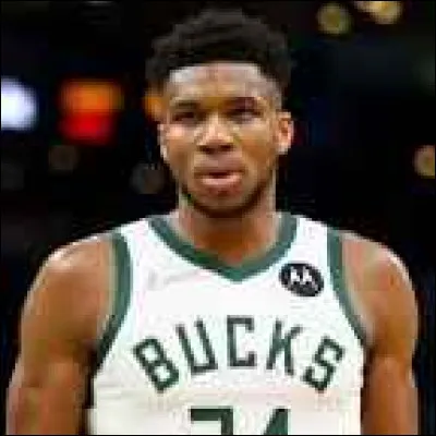 Comment s'appelle ce basketteur ?