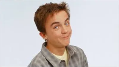 Dans quelle célèbre série américaine des années 2000, voit-on le personnage principal s'adresser directement à la caméra à certains moments ?