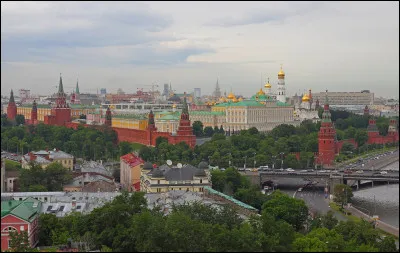 Quelle est cette construction architecturale en K, située au coeur d'une forteresse de Moscou, centre politique de la fédération de Russie ?