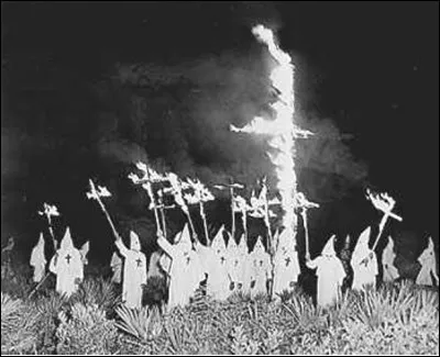 Quelle est cette société secrète terroriste en K, fondée en 1865 qui agit pour assurer la suprématie blanche aux États-Unis ?