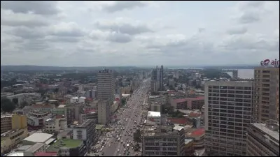 Quelle est cette ville en K, capitale de la République démocratique du Congo, plus grande ville d'Afrique, plus grande agglomération francophone du monde ?