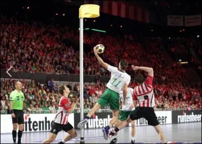 Quel est ce sport en K qui oppose deux équipes de 8 joueurs devant mettre une balle dans le panier adverse ?