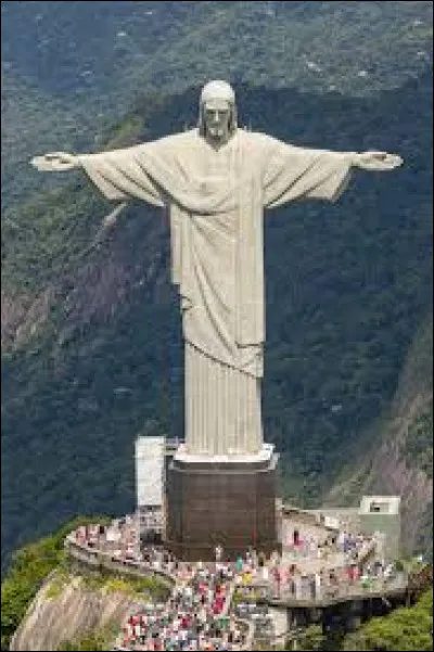 Dans quel pays peut-on observer cette grande statue du Christ rédempteur ?