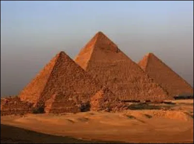 Dans quel pays peut-on contempler les très célèbres pyramides de Gizeh ?