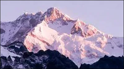 Quelle est l'altitude du Kangchenjunga qui est le troisième plus haut sommet du monde ?