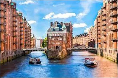 Quel est le fleuve qui traverse la ville d'Hambourg en Allemagne ?