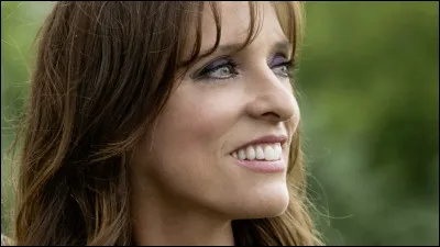 De quelle chanson est extrait ce texte : "Comme vous je suis émue devant un enfant qui pleure / Comme vous je suis déçue quand j'écoute les nouvelles / Je me lève soit de bonne ou de mauvaise humeur / Je suis pas différente en dedans de ma cervelle" ?