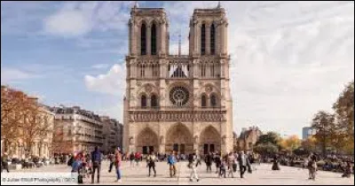 Que trouve-t-on sur le parvis devant la cathédrale ?