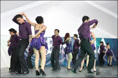 Quelle est cette danse de couple en S très populaire et d'origine cubaine ?