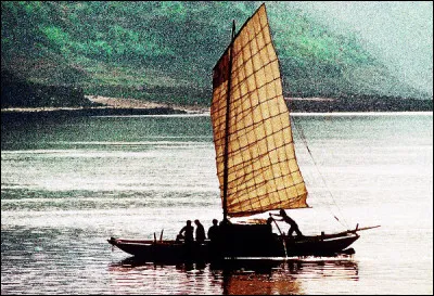 Quelle est cette embarcation en S à fond plat, à rames ou à perches, utilisée en Asie du Sud-Est pour la pêche côtière ?