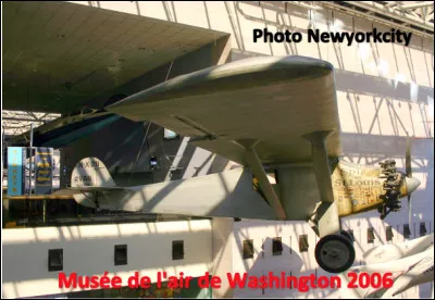 Quel est le nom de cet avion en S, un monoplan utilisé par l'aviateur américain Charles Lindberg pour effectuer la première traversée de l'océan Atlantique sans escale en 1927 ?