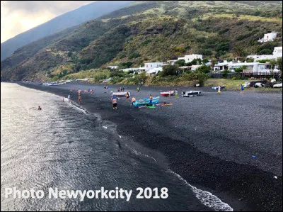 Quelle est cette île volcanique en S, faisant partie des îles Éoliennes en mer Tyrrhénienne, célèbre pour son volcan actif du même nom ?