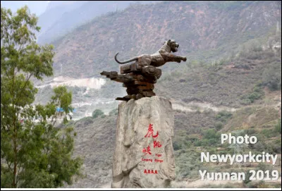 Quel est le nom de ces gorges en S, un canyon sur le fleuve Yangzi dans la province chinoise du Yunnan ?