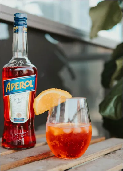Quel est ce cocktail en S, très répandu dans toute l'Italie à base de prosecco, d'aperol et d'eau gazeuse ?