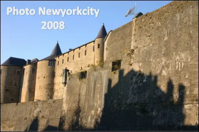 Dans quelle ville en S de l'est de la France se situe le plus grand Château Fort d'Europe, une forteresse de 35 000 m2 datant de 1424 ?