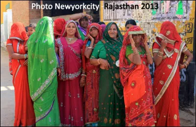 Quel est ce vêtement en S, une pièce d'étoffe traditionnelle portée par les femmes et originaire d'Inde depuis 100 ans avant J.-C. ?