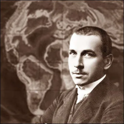 Que met en lumière le géophysicien et météorologue allemand Alfred Wegener en janvier 1912 ?