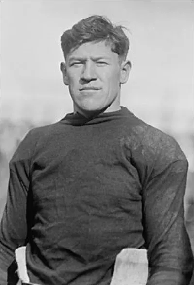 Jim Thorpe est la révélation de l'année ! Ce jeune amérindien fait sensation aux Jeux olympiques en remportant une médaille d'or et en établissant un record du monde. Dans quelle discipline ?