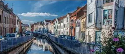 Quelle ville surnomme-t-on "la Venise du Nord" ?