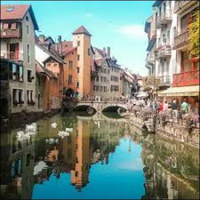 Où est "la Venise des Alpes" ?