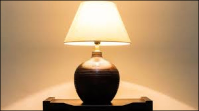 Une lampe allumée convertit principalement de l'énergie électrique en énergie...