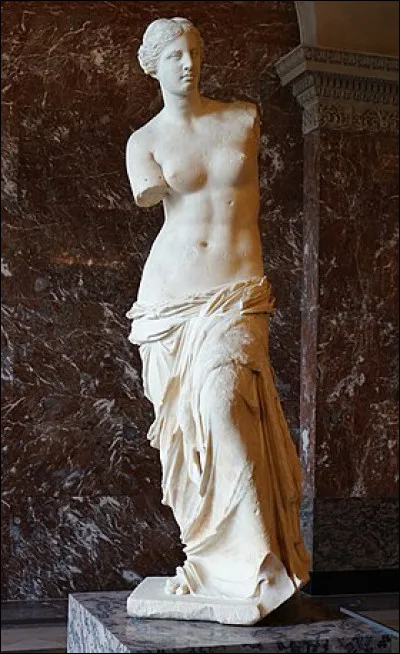 Quelle est cette statue en V, oeuvre originale en marbre blanc datant de 150 avant J.-C., découverte en Grèce en 1820 et exposée au Louvre à Paris ?