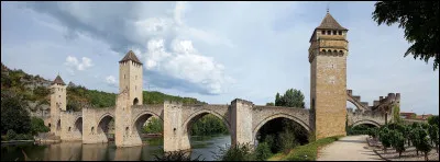 Quel est ce pont en V, un ouvrage fortifié qui franchit le Lot à l'ouest de Cahors, composé de 3 tours et 6 arches ?