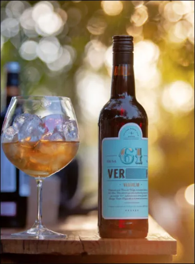 Quel est cet apéritif en V à base de vin aromatisé avec des plantes amères et toniques ?