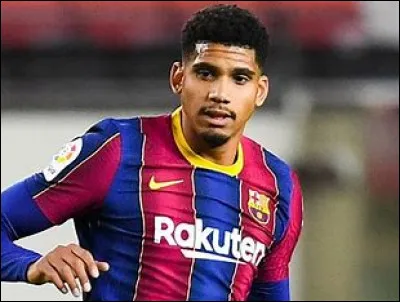 Quel est le numéro de ce joueur au FC Barcelone ?