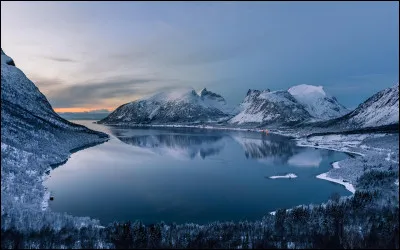 Vous êtes entré dans larène et la lumière vous éblouit. Autour de vous, le spectacle na rien denchantant. Des montagnes enneigées vous encerclent et il fait très froid. Vous apercevez un lac gelé et des rochers autour. Votre seule consolation est que des forêts sétendent à perte de vue. Juste devant vous, se dresse la Corne dAbondance où sont entassés plusieurs sacs, armes et vivres :