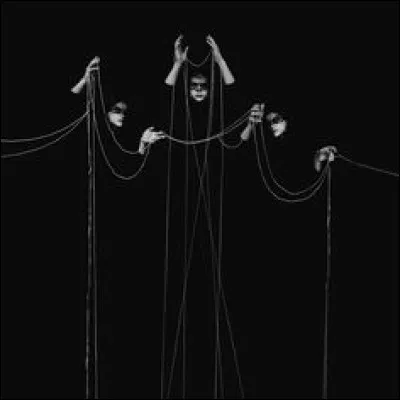 En Grèce ancienne, les Moires sont les puissances divines de la « part » qui revient à chacun et les récits mythiques qui les mettent en scène les associent de façon privilégiée à la naissance et à la mort. Comment se nomment-elles ?