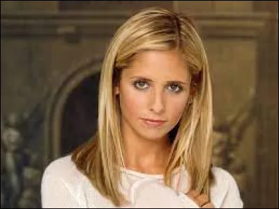 Dans la série télévisée, ''Buffy contre les vampires'', qui est cette actrice qui incarne ''Buffy'', héroïne de la série ?