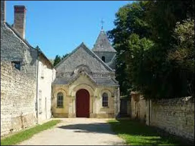 Nous sommes maintenant dans le Maine-et-Loire, à Courchamps, dans cette allée menant à l'égise Saint-Clair. Nous nous trouvons en région ...