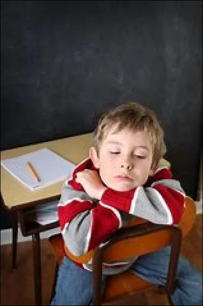 En cours de français, un élève fait n'importe quoi. Que fais-tu ?