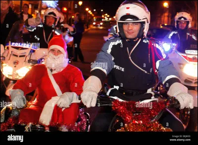 Avec quoi le père Noël se déplace-t-il ?