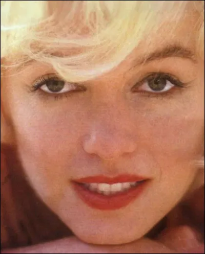 En 1962, l'actrice acquiert une "maison coup de cur" dans un quartier calme de Los Angeles. Quelle locution latine est inscrite sur le perron ?