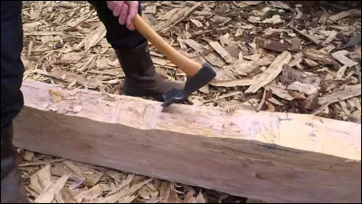 Quel est cet outil en H fait pour travailler le bois et dont le tranchant est perpendiculaire au manche ?