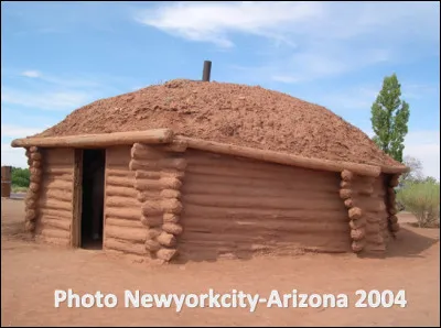 Quelle est cette habitation en H, maison traditionnelle et sacrée des indiens Navajos ?