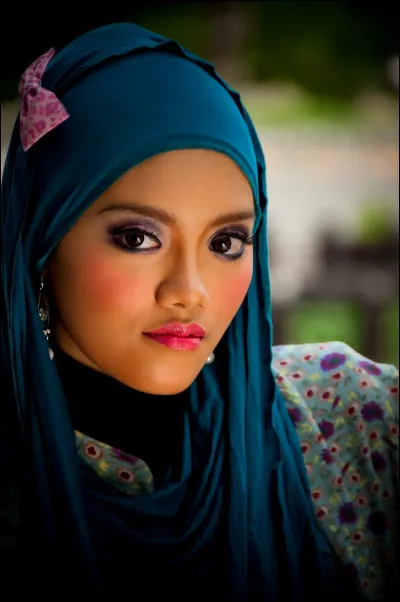 Quel est-ce vêtement en H, un voile ou un foulard porté par les femmes musulmanes qui couvre la tête mais laisse le visage apparent ?