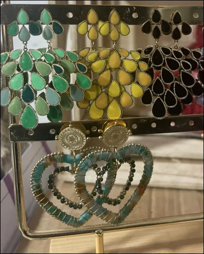 Quelle est la marque de bijoux en acier inoxydable que les "capricieuses" affectionnent particulièrement ?