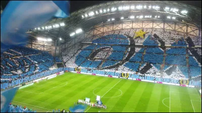 Et comment s'appelle leur stade de foot ?