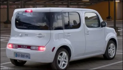 Voici une des rares voitures asymétriques. Qui a osé casser les codes de l'esthétique automobile ?