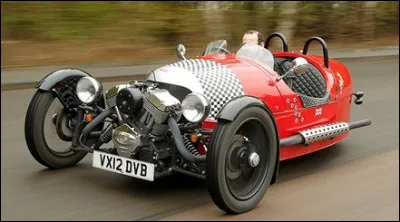 Quelle est drôle cette d'auto à trois roues ?