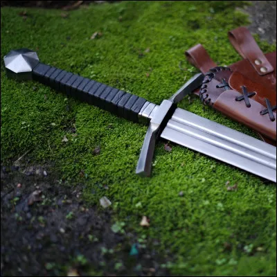 Il est le frère d'Athéna, il aime la guerre, c'est :