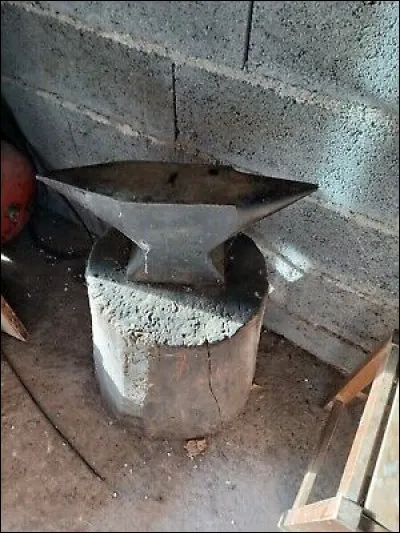 Qui est ce dieu qui a une enclume ?