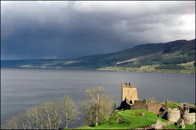 Quel château écossais en ruines domine les berges du Loch Ness ?