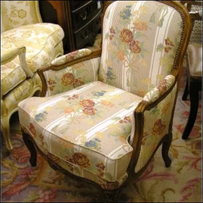 Quel style de mobilier, caract&eacute;ris&eacute; entre autres par les dorures &agrave; feuille d�or et les bronzes dor&eacute;s au mercure, a vu appara&icirc;tre les berg&egrave;res &agrave; oreilles vers 1720 ?