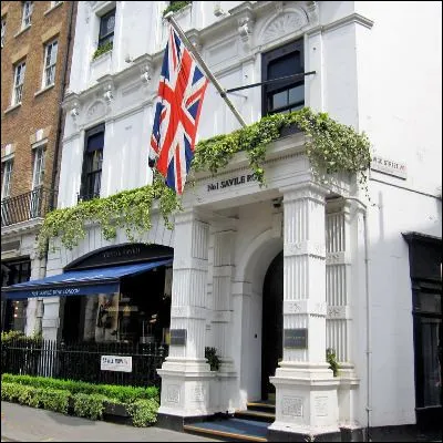 Quel personnage de roman, r&eacute;sidant &agrave; Savile Row &agrave; Londres, parie la moiti&eacute; de sa fortune ?