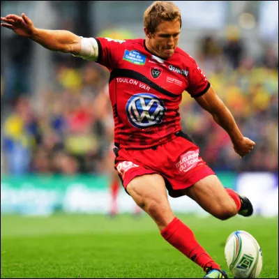Quel poste de rugby, anciennement occup&eacute; par Johnny Wilkinson et associ&eacute; g&eacute;n&eacute;ralement au num&eacute;ro 10, est charg&eacute; d�orienter le jeu ?